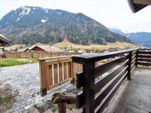a wooden fence with a view of a mountain at Chalet cosy à Morzine, proche navettes, avec garage, terrasse et équipements complets - FR-1-524-13 in Morzine