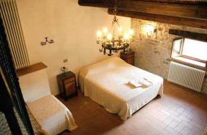 ein Schlafzimmer mit einem weißen Bett und einem Fenster in der Unterkunft Agriturismo Il Casalone in Badia Tedalda