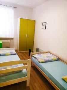 Postel nebo postele na pokoji v ubytování Chillax Rooms