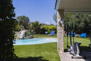 a backyard with a swimming pool with a stone wall at Chambre d'hôtes - B&B - Le Cocon de Manon en Luberon in Lagnes +28 photos