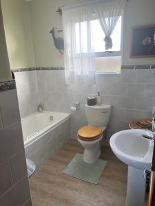 Kopalnica v nastanitvi Entire top floor with beautiful view