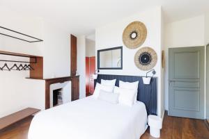 サリー・ド・ベアムにあるVilla Stellaのベッドルーム(白いベッド1台、青いドア付)