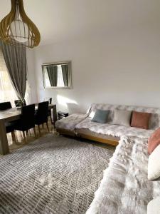 Postel nebo postele na pokoji v ubytování Marias House Rafina