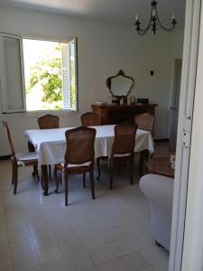 Posezení v ubytování Appartement cosy au cœur de Bocognano avec vue sur montagne