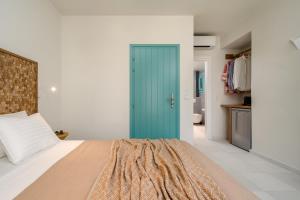 álas cycladic suites客房内的一张或多张床位