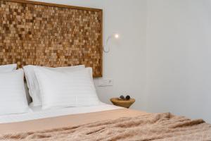 álas cycladic suites客房内的一张或多张床位