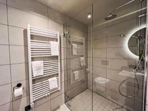 een badkamer met een douche en een glazen douchecabine bij Apartment Hideaway Planneralm by Jufa Hotels-1 by Interhome in Planneralm