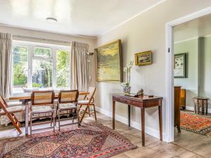 Un comedor con mesa y sillas y una ventana. en Charming Cottage With Amazing Views PassTheKeys, en Chichester