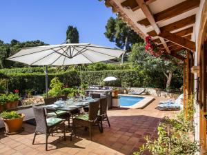 Bazén v ubytování Holiday Home Mirlo Canta by Interhome nebo v jeho okolí