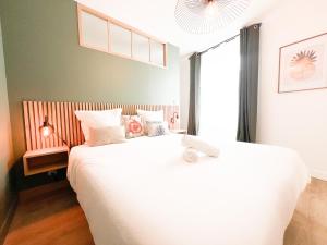 サン・ナゼールにあるLa Perle du Commando, 80m Front de merのベッド2台と窓のある寝室