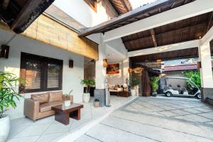 Ein Sitzbereich in der Unterkunft The Maya Seminyak Villas