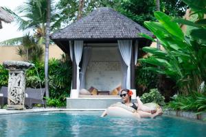 Der Swimmingpool an oder in der Nähe von The Maya Seminyak Villas