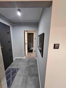 an empty hallway with a hallway leading to a room at Apartament Kilińskiego in Ełk