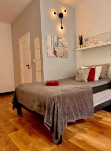 Posteľ alebo postele v izbe v ubytovaní Amazing 1 room Condo Warszawa Center, Sauna (OS)
