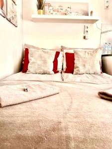 Posteľ alebo postele v izbe v ubytovaní Amazing 1 room Condo Warszawa Center, Sauna (OS)