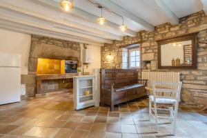 Una cocina con refrigerador y una mesa y sillas. en Ferme Kerlan plage 5min en voiture, en Plobannalec-Lesconil