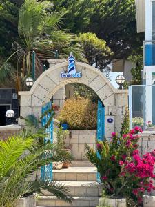 Ein Garten an der Unterkunft Fener Hotel Café & Kahvalti