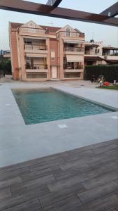 Bazén v ubytovaní Ostria Seaside Apartments alebo v jeho blízkosti
