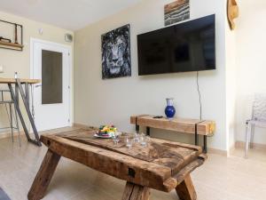 Μια τηλεόραση ή/και κέντρο ψυχαγωγίας στο Apartment Detinsa-3 by Interhome