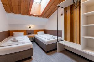 Łóżko lub łóżka w pokoju w obiekcie Alm Appartements ZellamSee