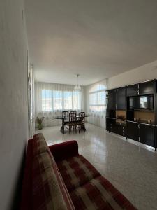 Una sala de estar con un sofá y un comedor. en Cantu d'Amuri, en Avola