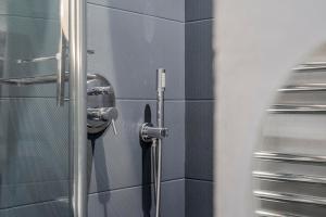 een douche in een badkamer met een glazen deur bij Luxury Family 2BR - Prime Location, Walk to Beach & Shopping, Sunny Balcony - By Totolulu Cannes Hoche in Cannes +71 foto's