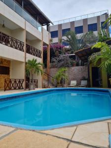 una grande piscina blu di fronte a un edificio di Pousada Mirante da Barra do Cunhaú a Canguaretama