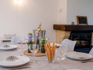 een tafel met borden en wijnglazen erop bij Holiday Home Les Pins by Interhome in Pornic