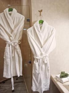 een badkamer met witte handdoeken op een douche bij Riad Les Gazelles D'Orient Marrakech in Marrakesh