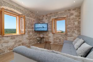 Televiisor ja/või meelelahutuskeskus majutusasutuses Stone house Grgo