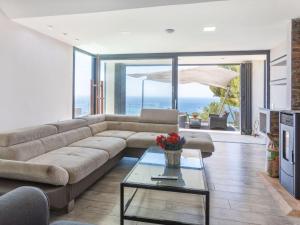 Ruang duduk di Villa Bayside by Interhome