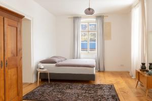 A bed or beds in a room at Alter Pfarrhof Egg