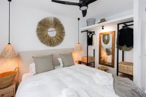 una camera da letto con un letto bianco e uno specchio di Casa LA MAR imperial park - Calpe Costa Blanca a Calpe Altre 17 foto