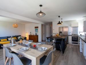 Køkken eller tekøkken på Holiday Home les Matelos by Interhome