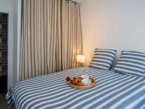 En eller flere senge i et værelse på Holiday Home les Matelos by Interhome