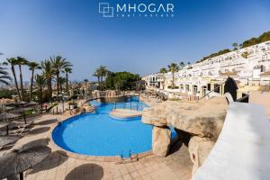 una piscina in un resort con scivolo di Casa LA MAR imperial park - Calpe Costa Blanca a Calpe