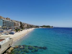 a view of a beach with buildings and the ocean at Blu Mediterraneo B&B in Messina