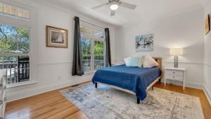 ジョージタウンにあるBeach Retreat home by Peace Vacationsの青いベッドと窓のある寝室
