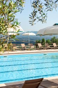 Bazén v ubytování Agriturismo La Cerra nebo v jeho okolí