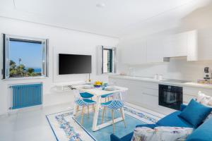 Kuchyň nebo kuchyňský kout v ubytování Sea View Deluxe Apartments