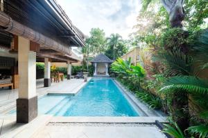 Der Swimmingpool an oder in der Nähe von The Maya Seminyak Villas