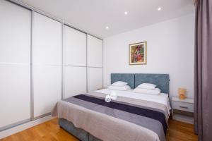 Ein Bett oder Betten in einem Zimmer der Unterkunft Apartments Katica
