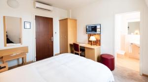 En TV eller et underholdningssystem på Central City Hotel Rochat