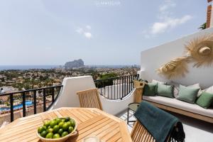 un balcone con tavolo e cesto di frutta. di Casa LA MAR imperial park - Calpe Costa Blanca a Calpe