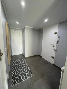 an empty room with a door and a tile floor at 50m2 Climatisé Proche Mer in Nice
