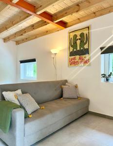 un sofá en una sala de estar con techo de madera en Villa Cabárceno, en Cabárceno