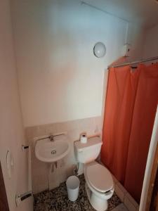 Un baño pequeño con inodoro y lavabo. en La Tía, en Jalapa