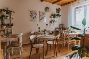a dining room with wooden tables and chairs at Agroturystyka nad jeziorem-Herrmann hof in Dejguny