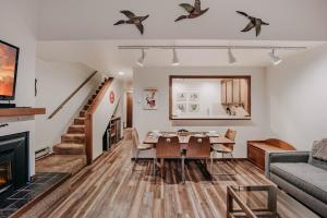 ein Wohnzimmer mit Tisch und Couch in der Unterkunft 91SW - Wi-Fi - Pets Ok - Sleeps 6 condo in Glacier