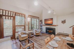 ein Wohnzimmer mit Tisch und Kamin in der Unterkunft 91SW - Wi-Fi - Pets Ok - Sleeps 6 condo in Glacier